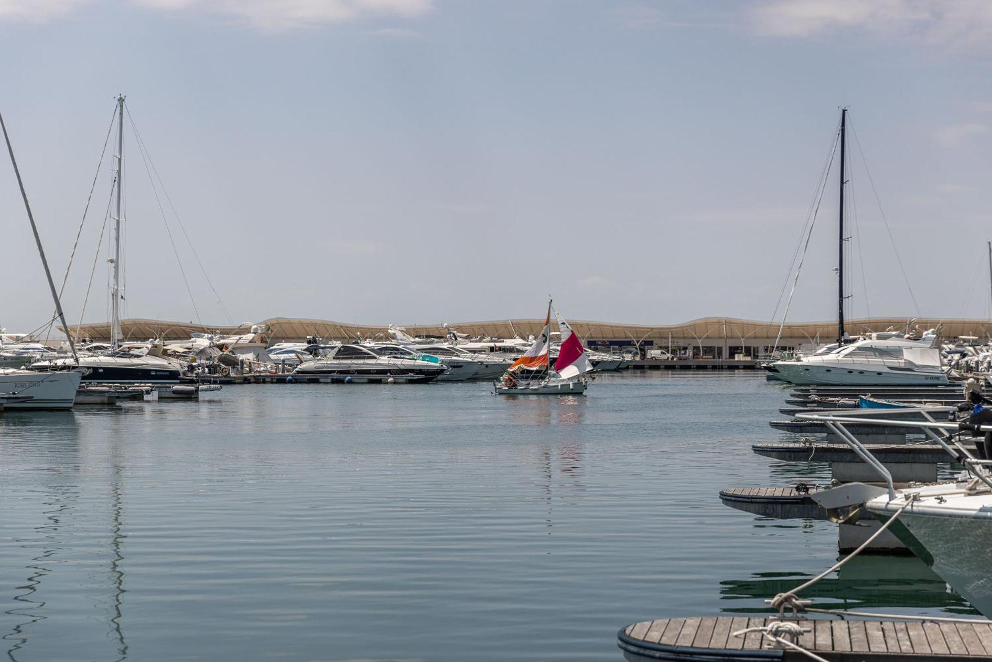 Marina Del Gargano Houseboat Hotel Manfredonia Exterior photo
