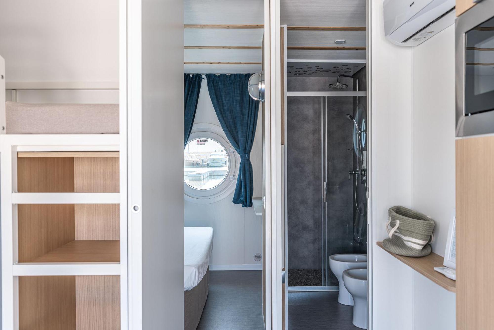 Marina Del Gargano Houseboat Hotel Manfredonia Exterior photo