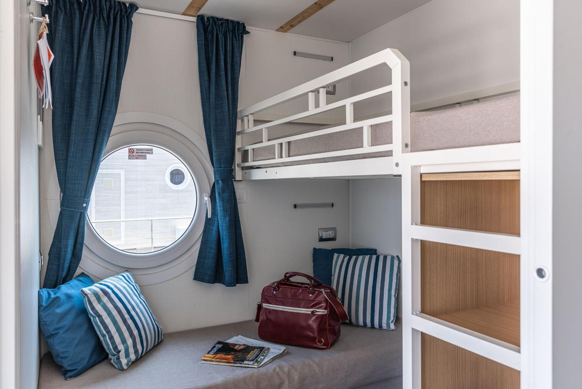 Marina Del Gargano Houseboat Hotel Manfredonia Exterior photo