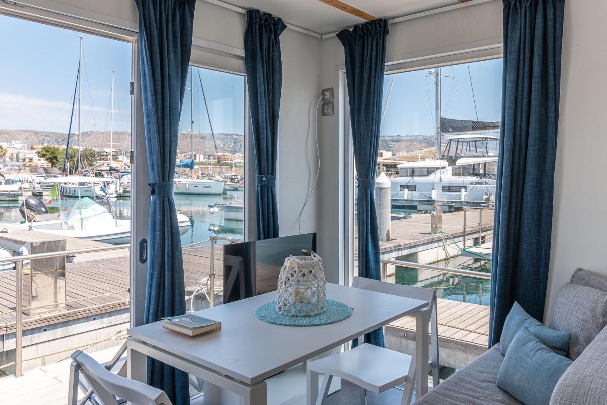 Marina Del Gargano Houseboat Hotel Manfredonia Exterior photo