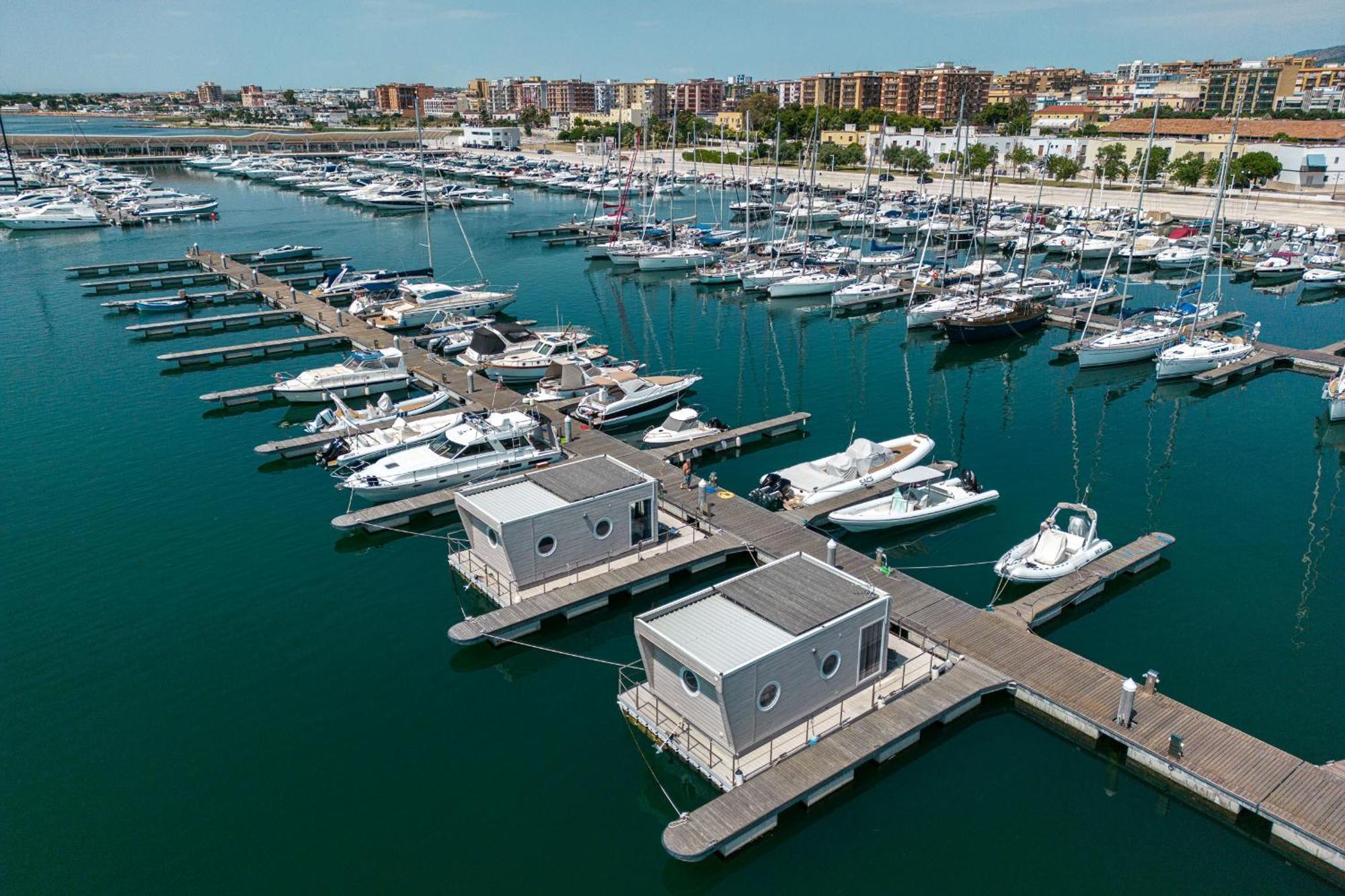 Marina Del Gargano Houseboat Hotel Manfredonia Exterior photo