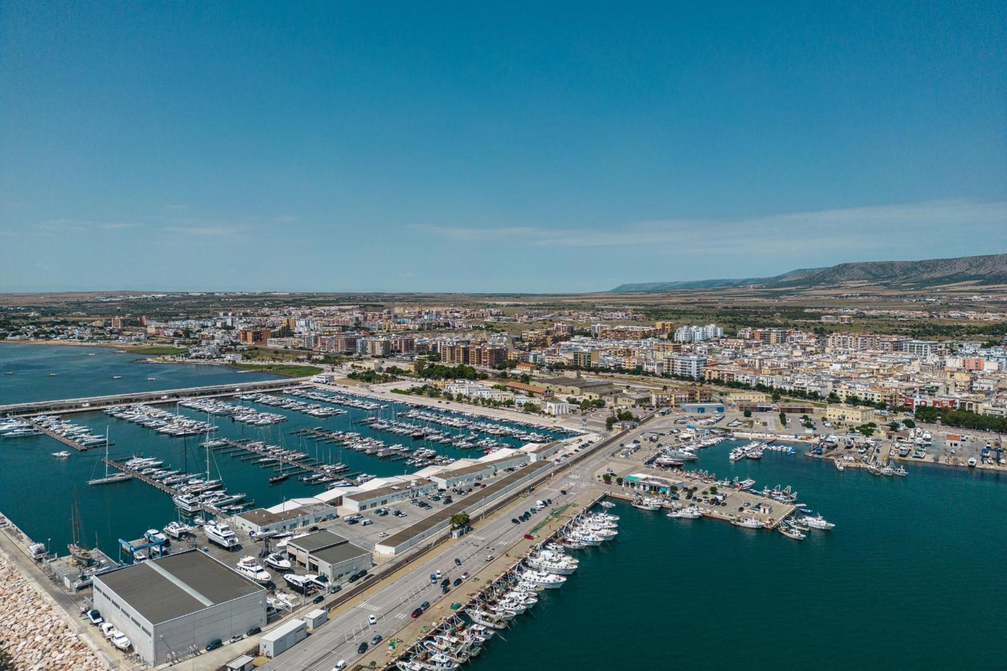 Marina Del Gargano Houseboat Hotel Manfredonia Exterior photo