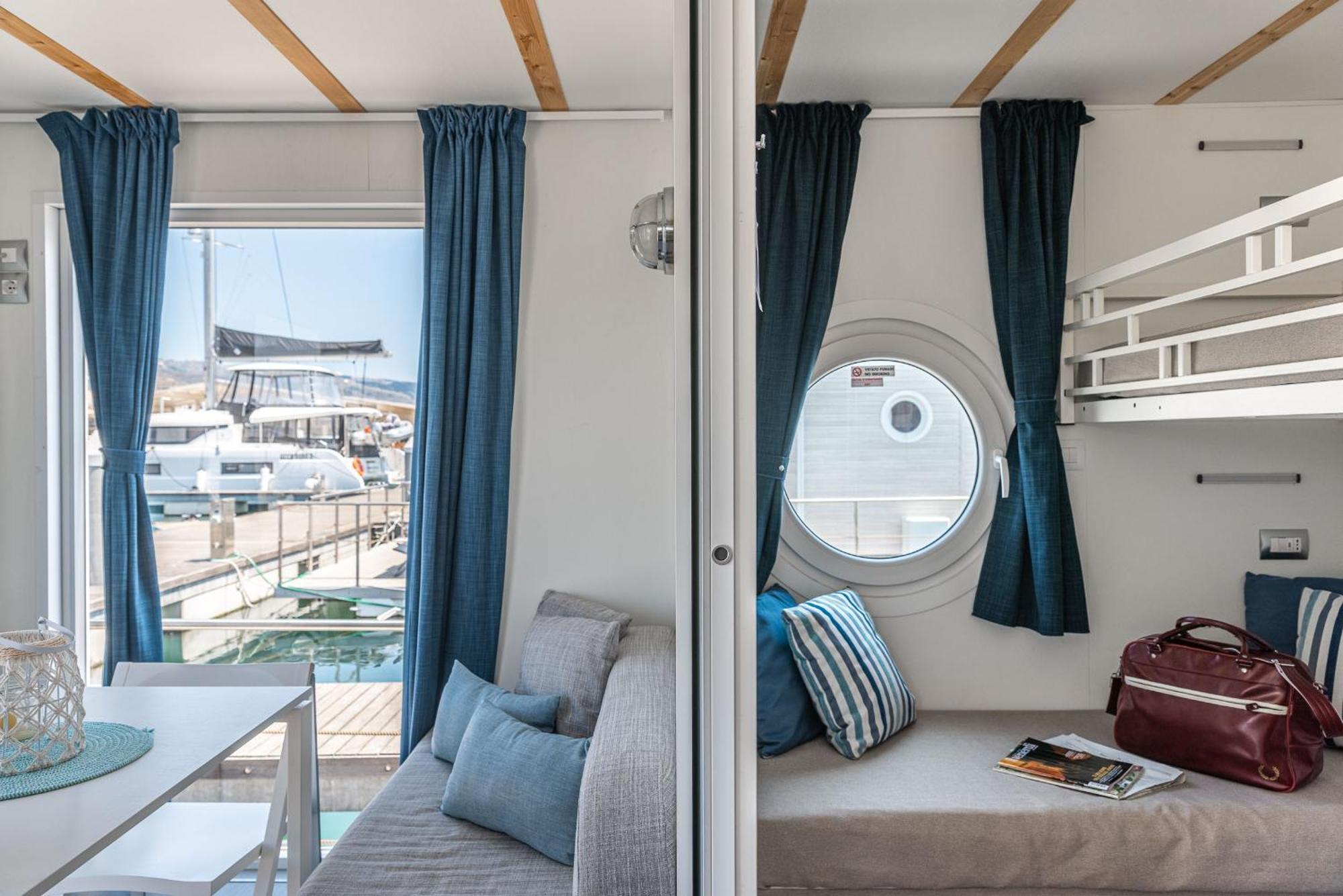 Marina Del Gargano Houseboat Hotel Manfredonia Exterior photo