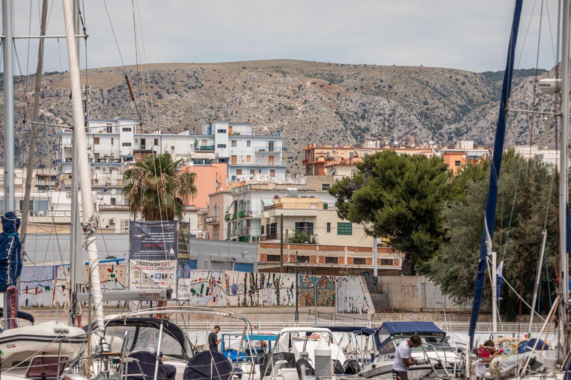 Marina Del Gargano Houseboat Hotel Manfredonia Exterior photo